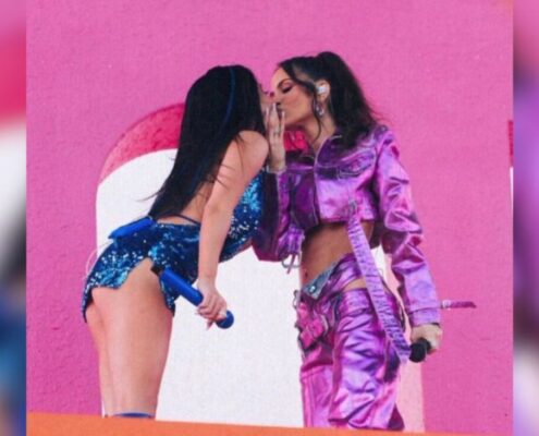 Becky G y Natti Natasha sorprenden con un beso en Coachella