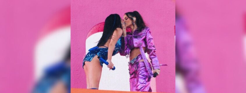 Becky G y Natti Natasha sorprenden con un beso en Coachella