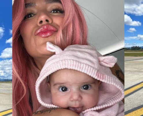 Karol G posa como 'tía sexy' junto a su sobrina en avión privado