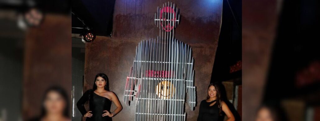 La curiosa escultura de J Balvin en Medellín asi es